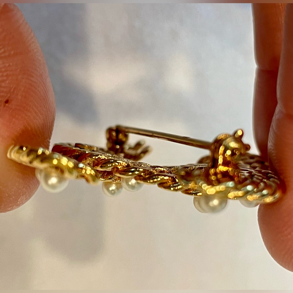 CHANEL chain link and faux pearl brooch, signed, never worn,  box&case, like new - Picture 10 of 14